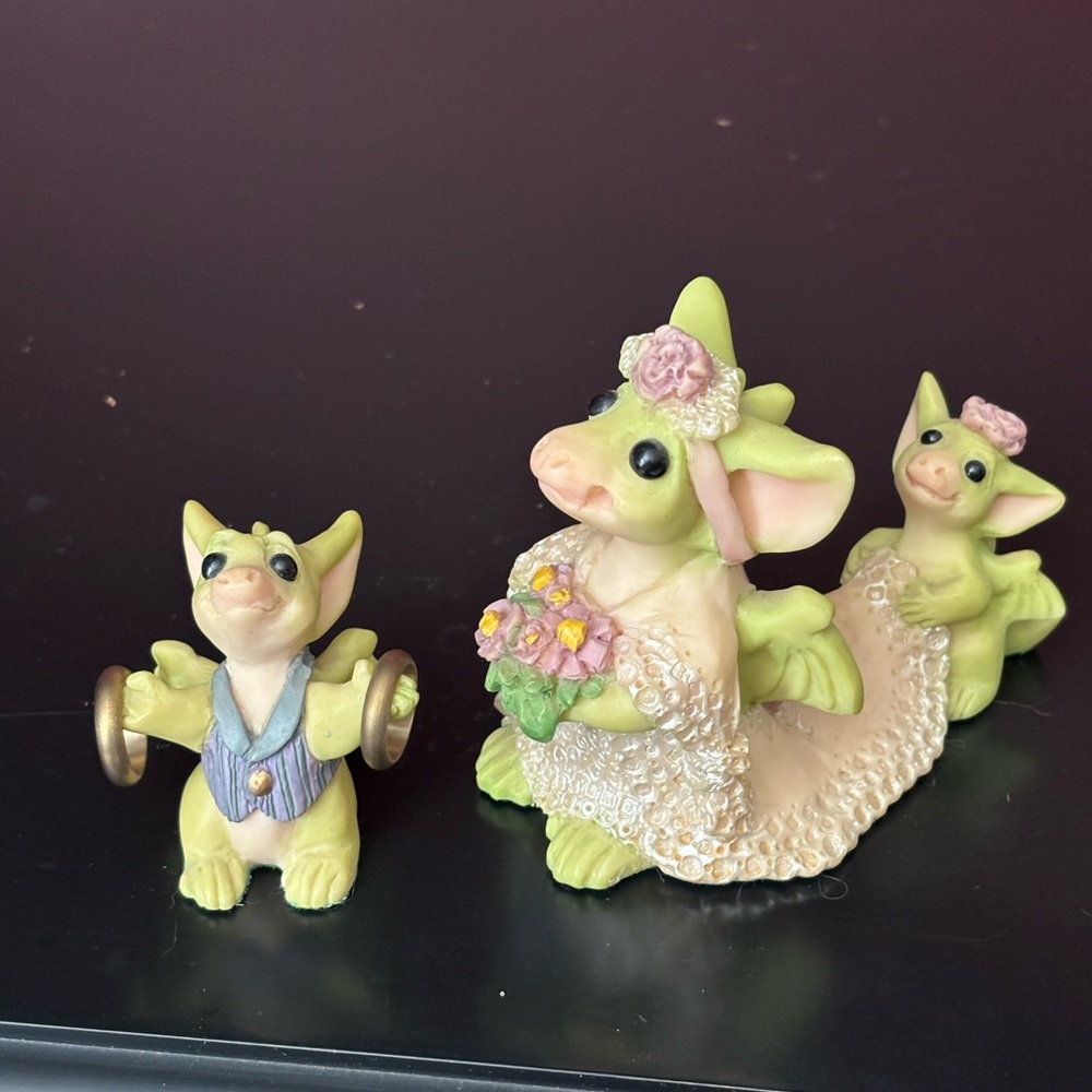 Pocket Dragon Bride & Ring Barer Sculpture